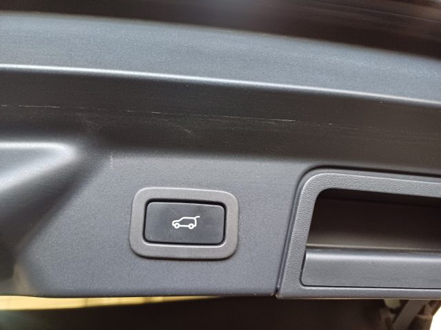 LAND ROVER Range Rover Velar usata, con Touch screen