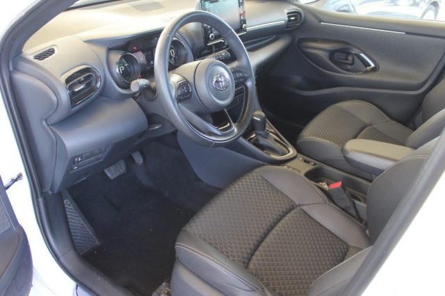 TOYOTA Yaris usata, con Fari LED