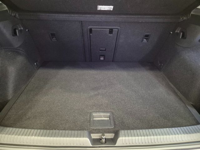 VOLKSWAGEN Golf usata, con Sensori di parcheggio anteriori