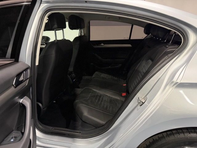 VOLKSWAGEN Passat usata, con Sistema di navigazione