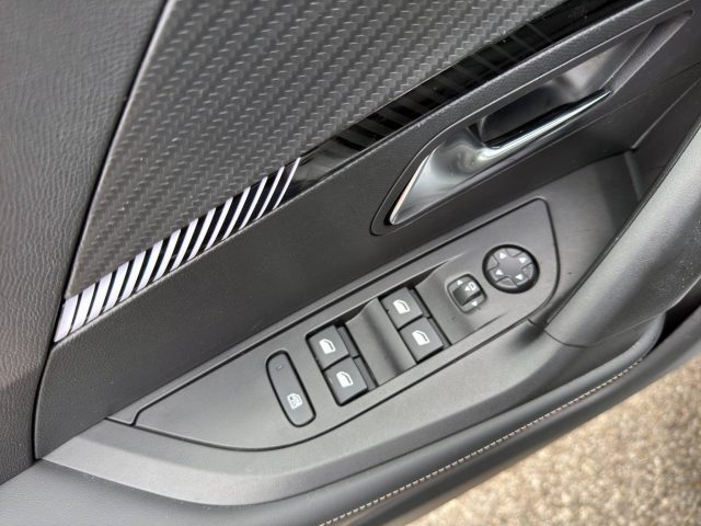 PEUGEOT 2008 usata, con Airbag testa