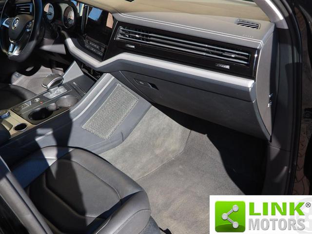 VOLKSWAGEN Touareg usata, con Luci diurne LED