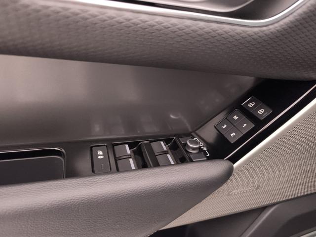 LAND ROVER Range Rover Velar usata, con Volante in pelle