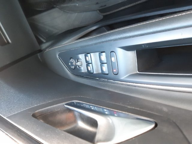 PEUGEOT 3008 usata, con Leve al volante