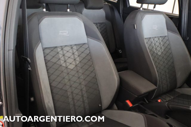 VOLKSWAGEN Taigo usata, con Hill holder