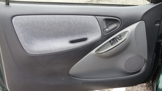 TOYOTA Yaris usata 44