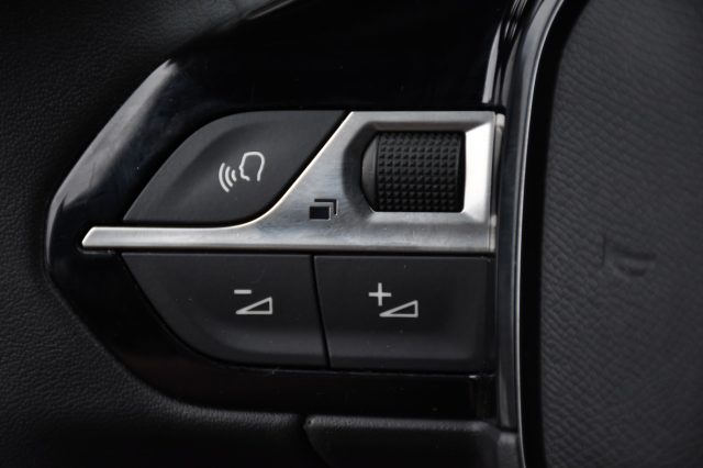 PEUGEOT 2008 usata, con Sistema di navigazione