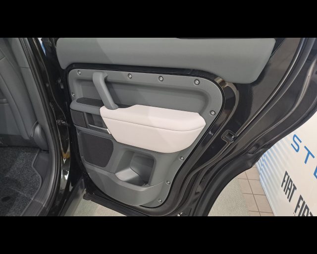 LAND ROVER Defender usata 27