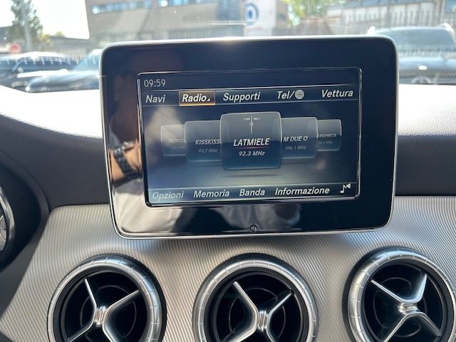 MERCEDES-BENZ CLA 200 usata, con USB