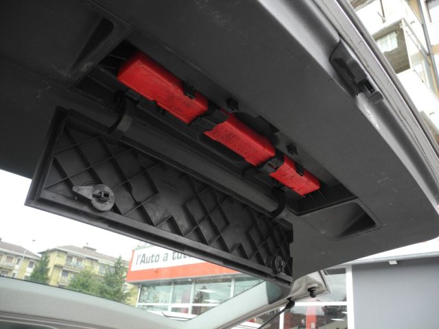 VOLKSWAGEN Touran usata 48