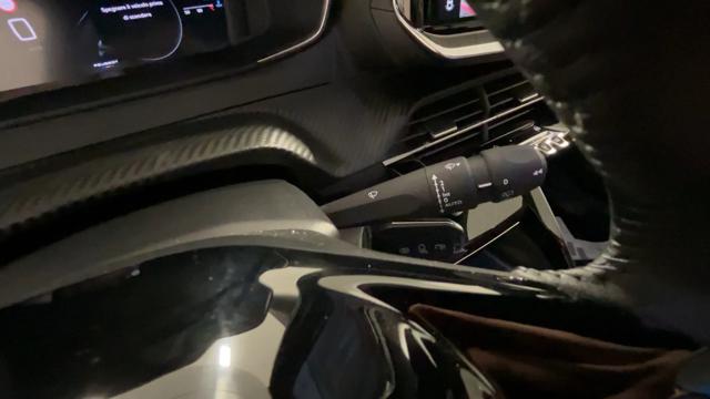 PEUGEOT 2008 usata, con Volante in pelle