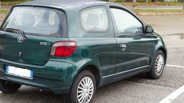 TOYOTA Yaris usata 32