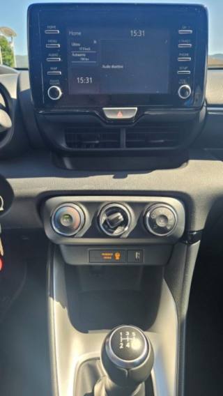 TOYOTA Yaris usata, con Fari LED