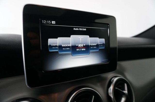 MERCEDES-BENZ GLA 200 usata, con Leve al volante