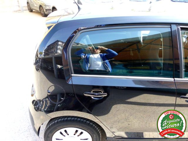 VOLKSWAGEN up! usata 32