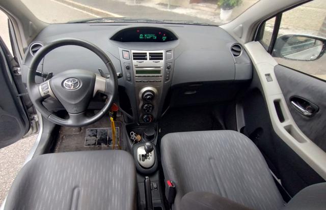 TOYOTA Yaris usata 18