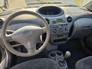 TOYOTA Yaris usata 11