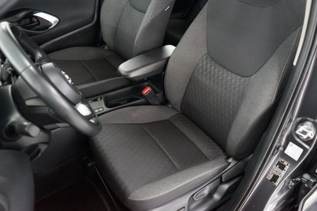 TOYOTA Yaris usata 26