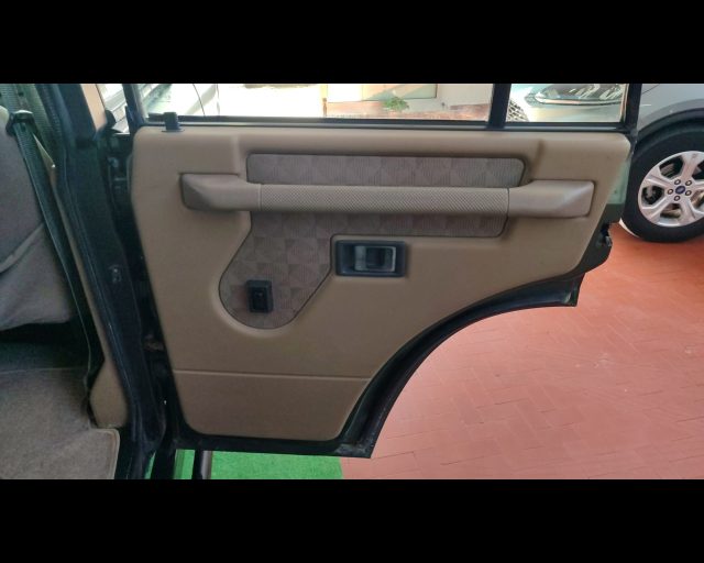 LAND ROVER Discovery usata 13