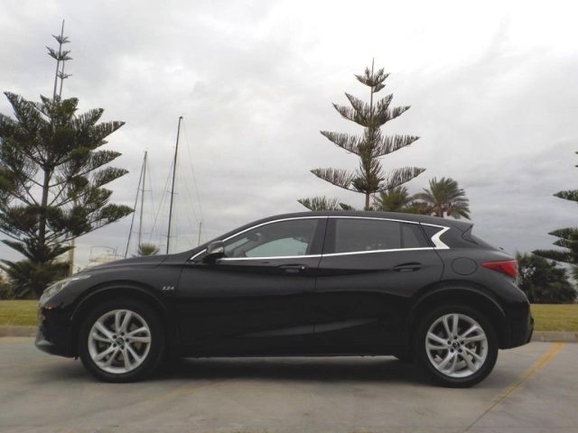 INFINITI Q30 usata, con Sensori di parcheggio posteriori