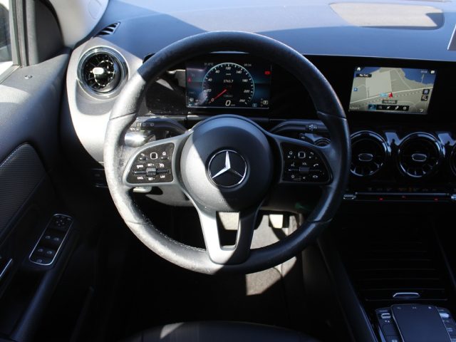 MERCEDES-BENZ GLA 200 usata, con Leve al volante