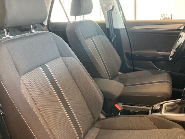 VOLKSWAGEN T-Roc usata, con Leve al volante