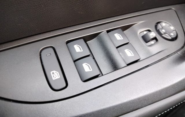 PEUGEOT 2008 usata, con Specchietti laterali elettrici
