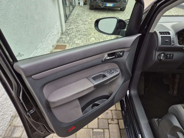VOLKSWAGEN Touran usata, con Autoradio