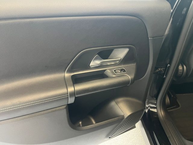 MERCEDES-BENZ GLB 200 usata, con Fari LED