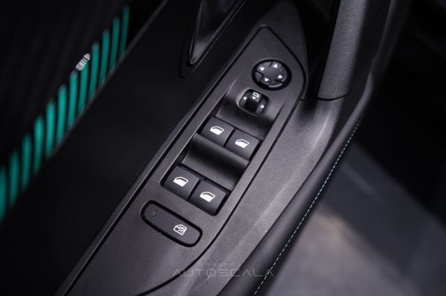 PEUGEOT 2008 usata, con Controllo automatico clima