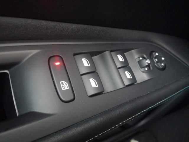 PEUGEOT 3008 usata, con Volante multifunzione