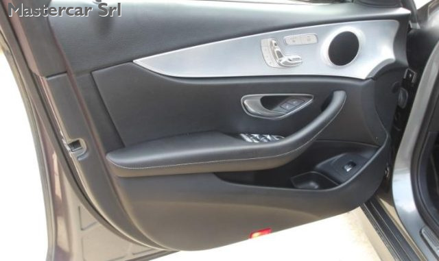 MERCEDES-BENZ E 300 usata, con USB