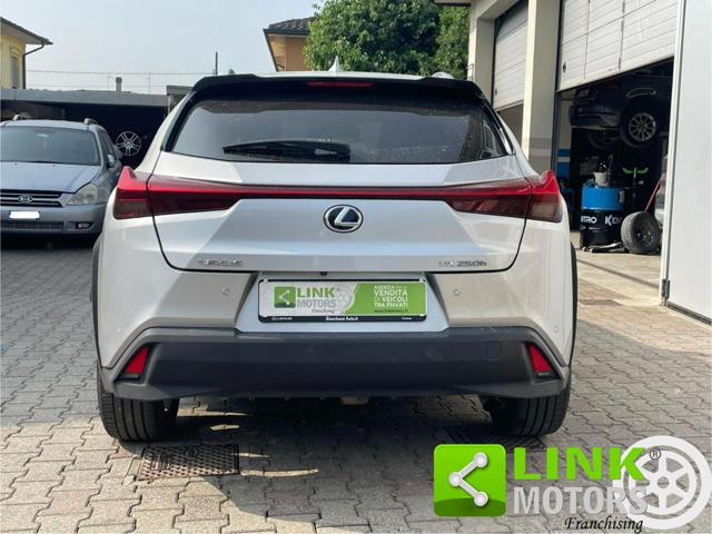 LEXUS UX 250h usata, con Autoradio