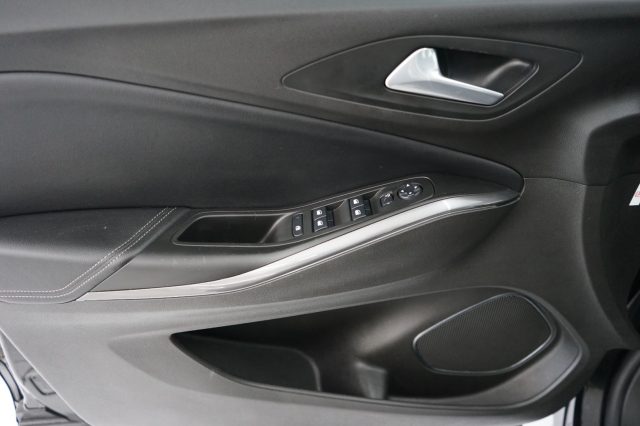 OPEL Grandland X usata, con Isofix