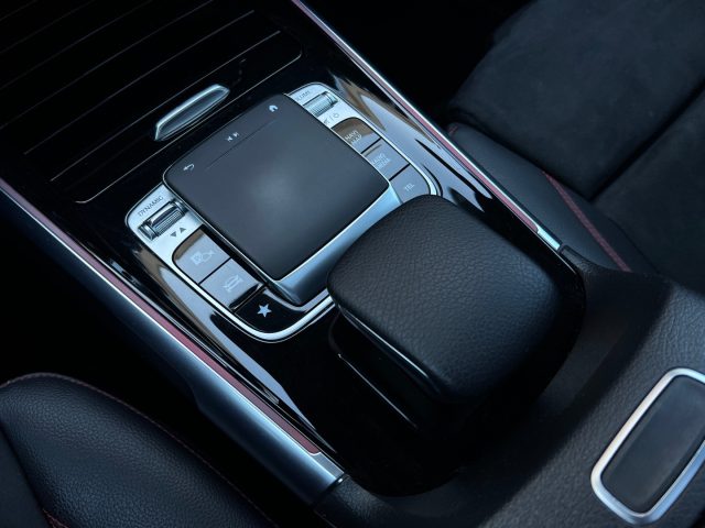 MERCEDES-BENZ GLB 200 usata, con Park Distance Control