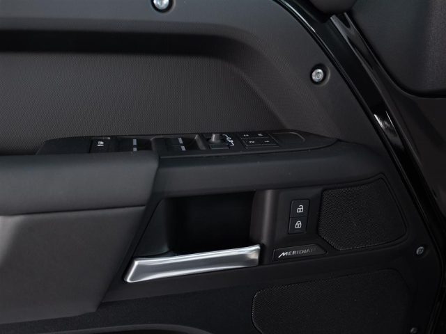 LAND ROVER Defender usata 22