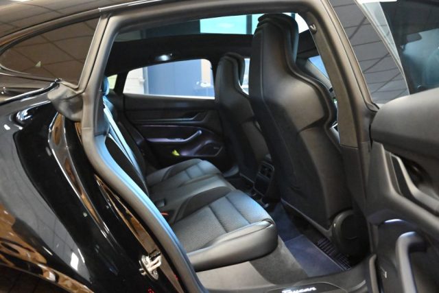 PORSCHE Taycan usata 10