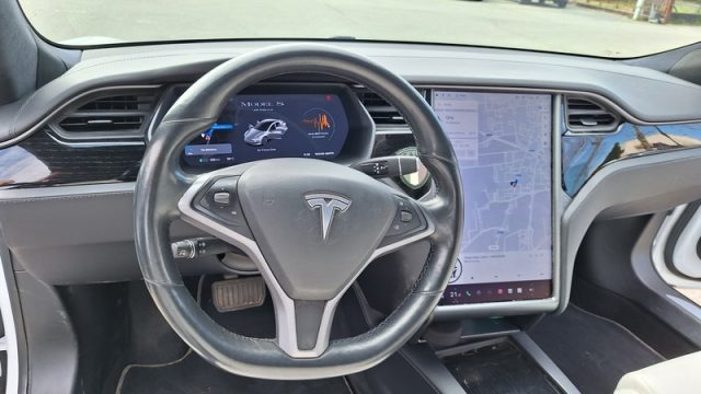 TESLA Model S usata, con USB