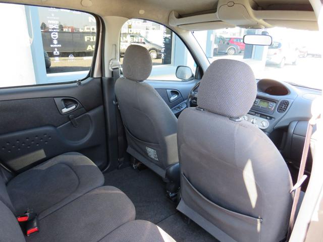 TOYOTA Yaris usata, con USB