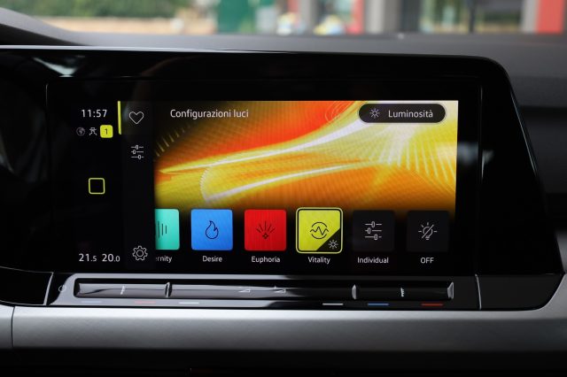 VOLKSWAGEN Golf usata, con Airbag testa