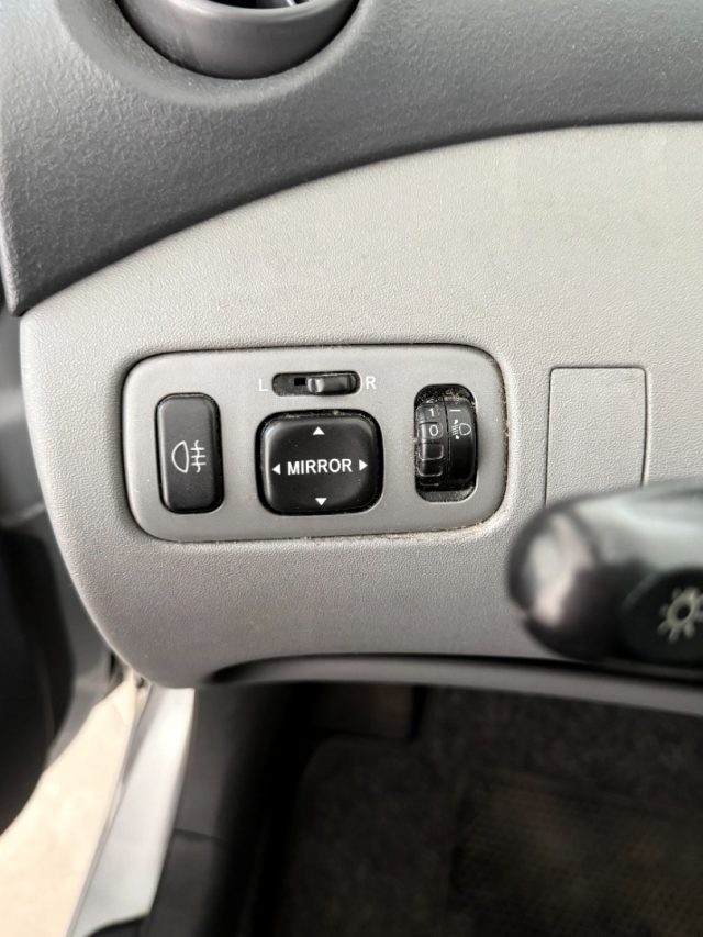 TOYOTA Yaris usata 18