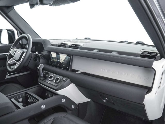 LAND ROVER Defender usata 2