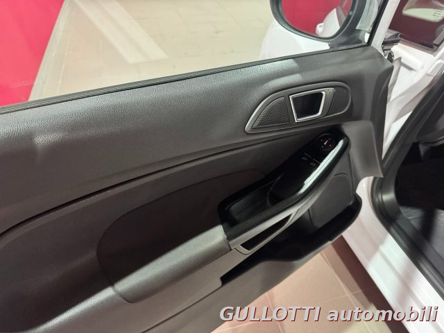 FORD Fiesta usata, con Specchietti laterali elettrici
