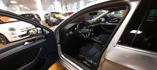 VOLKSWAGEN Passat usata, con Fari LED