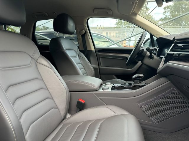 VOLKSWAGEN Touareg usata, con Touch screen