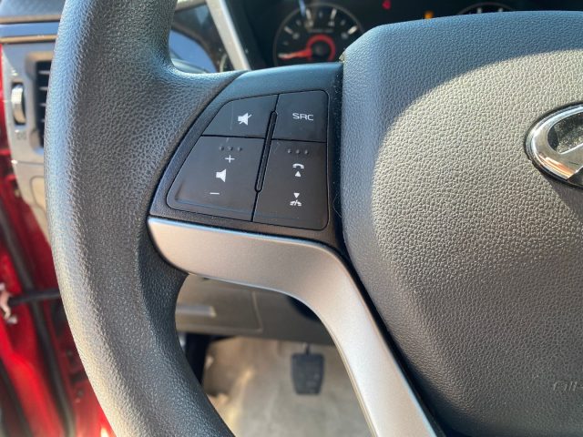 MAHINDRA KUV100 usata, con Autoradio