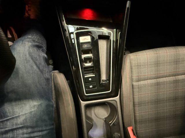 VOLKSWAGEN Golf usata, con USB