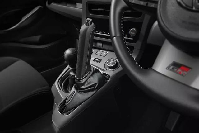 TOYOTA Yaris usata, con Autoradio