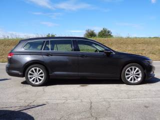 VOLKSWAGEN Passat Variant usata, con Airbag