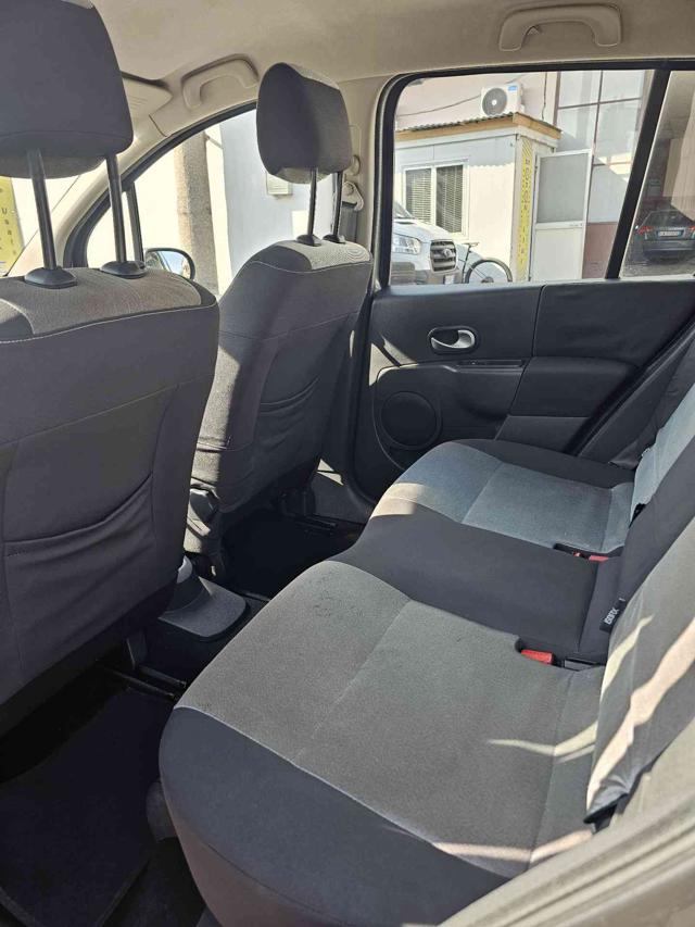 RENAULT Grand Modus usata, con Sedile posteriore sdoppiato